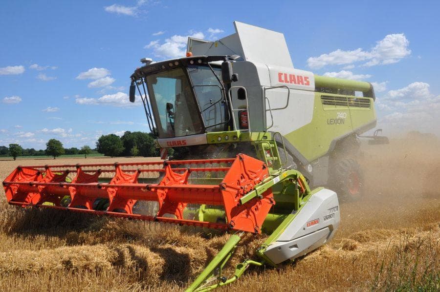 Комбайн CLAAS LEXION 740 із жаткою на пшеничному полі